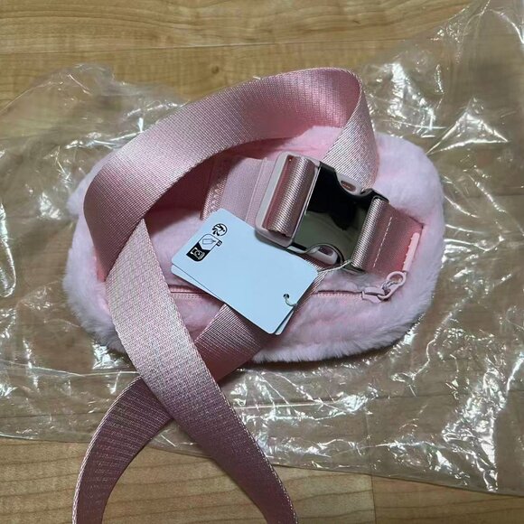 Lululemon Everywhere Belt Bag Plush Fleece Strawberry - Picture 9 of 9